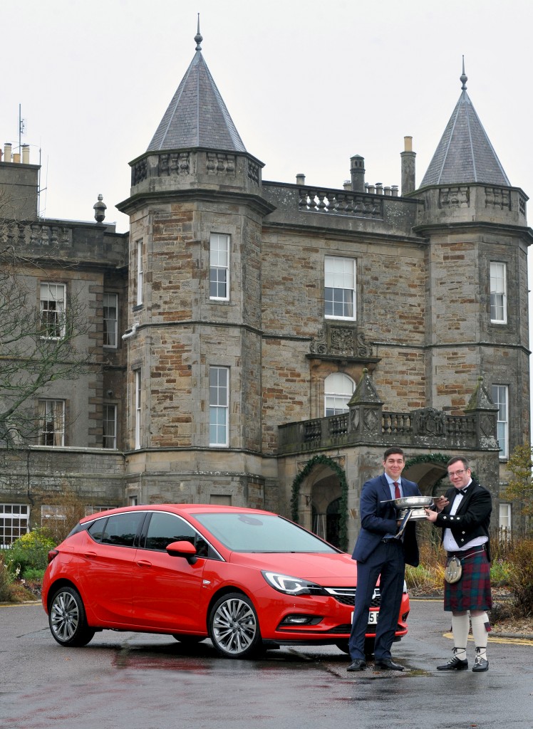 ASMW President Alisdair Suttie presents the 2015 Scottish Car of the Year award to Vauxhall’s Retail Sales Director Leon Caruso at the Marriott Dalmahoy.